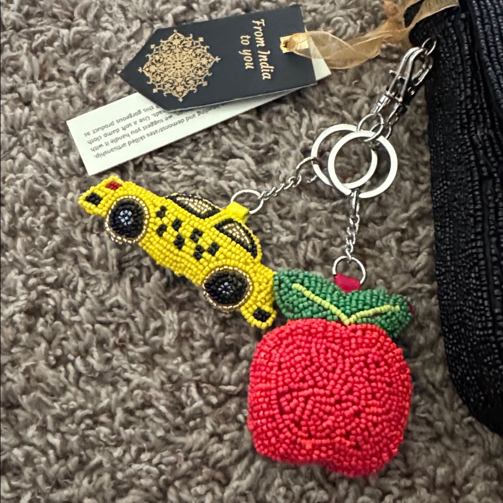 Beaded NYC Skyline Handbag with Taxi & Apple Charms - Picture 2 of 11